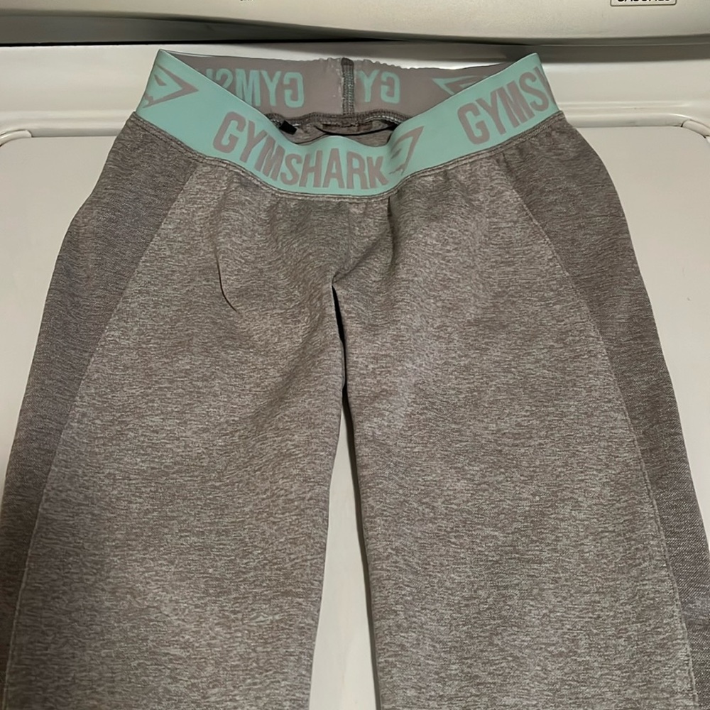 Gym shark leggings
